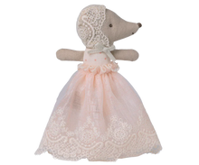 Load image into Gallery viewer, MAILEG BABY MOUSE IN GOWN || POWDER