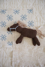 Load image into Gallery viewer, NEW GRAIN KNIT PONY || HANK
