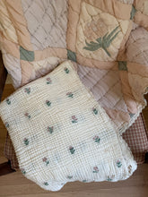 Load image into Gallery viewer, NEW GRAIN LAYERED GAUZE BLANKET || DAHLIA
