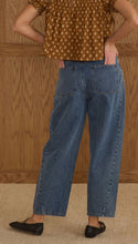 Load image into Gallery viewer, RYLEE + CRU BARREL PANT | INDIGO DENIM
