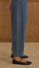 Load image into Gallery viewer, RYLEE + CRU BARREL PANT | INDIGO DENIM
