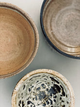 Load image into Gallery viewer, STONEWARE MEDIUM SERVING BOWL
