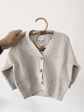 Load image into Gallery viewer, K I N D L Y CHUNKY KNIT CARDIGAN || OAT
