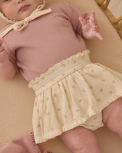 Load image into Gallery viewer, QUINCY MAE SKIRTED BLOOMER MAUVE DITSY

