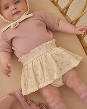 Load image into Gallery viewer, QUINCY MAE SKIRTED BLOOMER MAUVE DITSY
