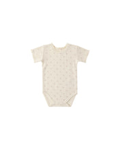 Load image into Gallery viewer, QUINCY MAE SHORT SLEEVE WAFFLE BODYSUIT || MAUVE DITSY
